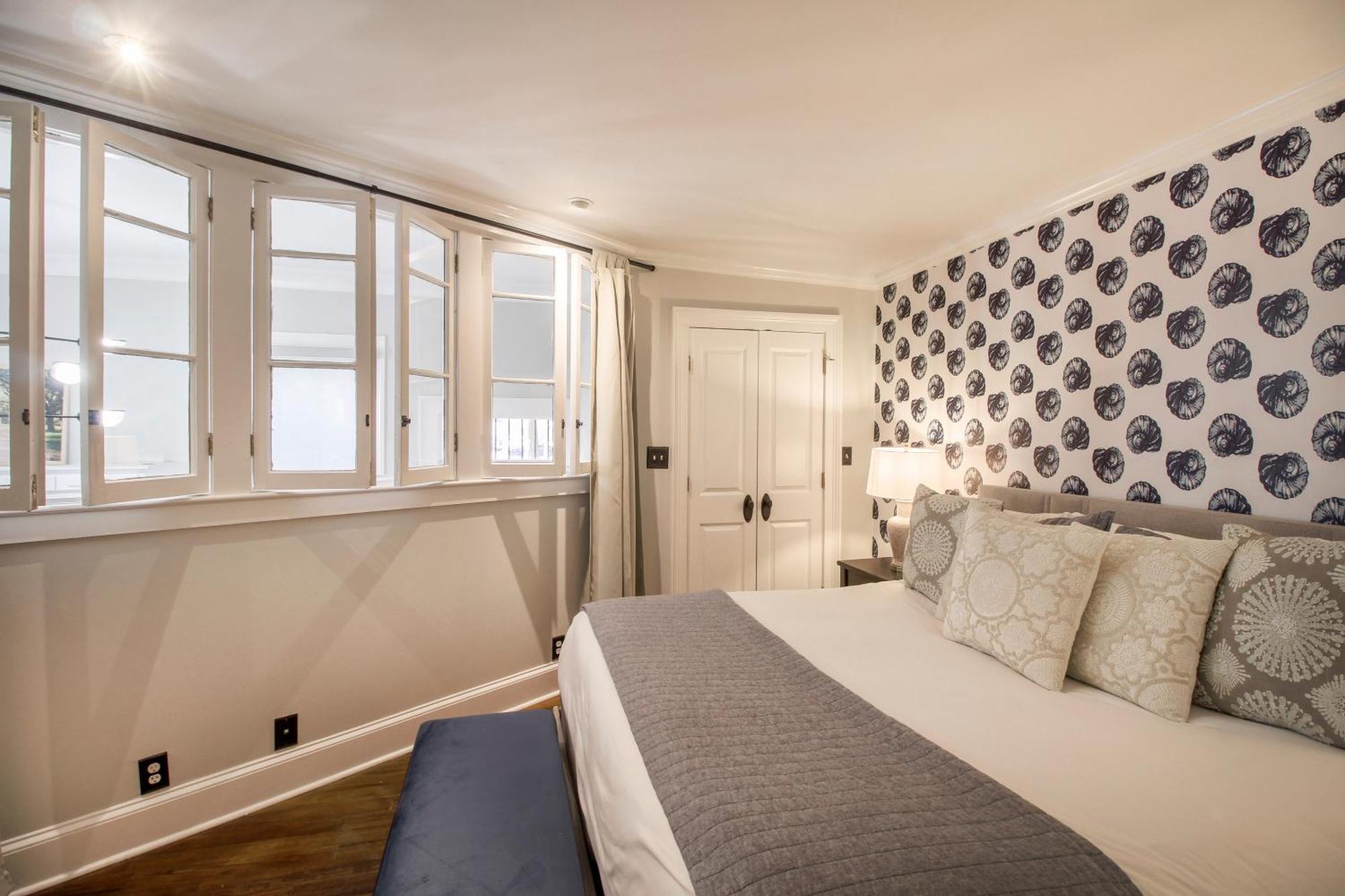 Walk To It All In Downtown, Double King Beds سافانا المظهر الخارجي الصورة